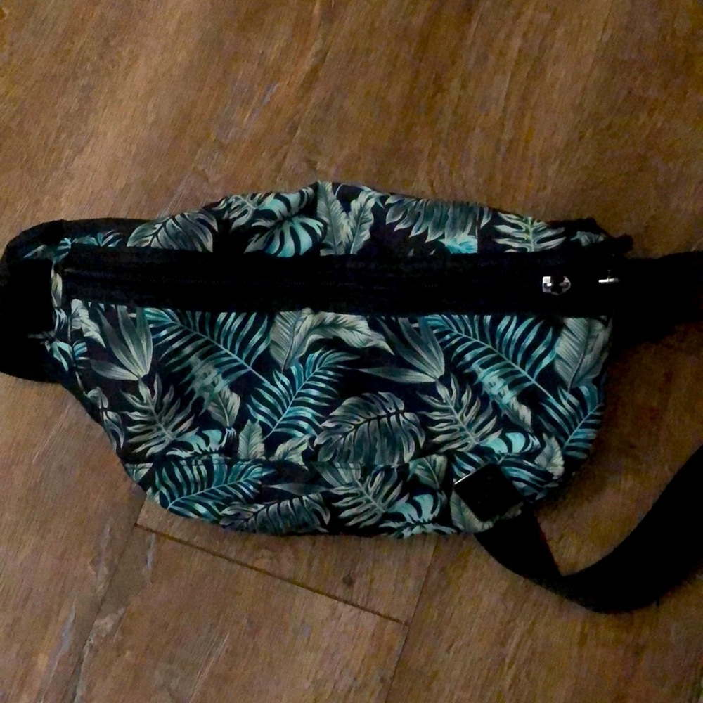 Fanny pack decorated leaves